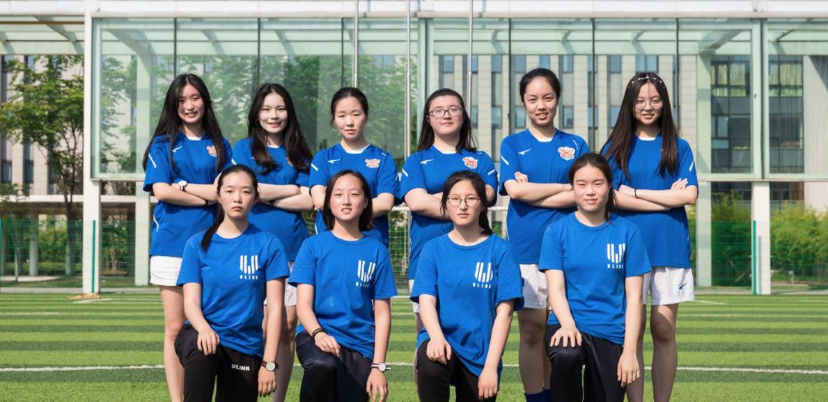 女子足球队 Girls' Football Team